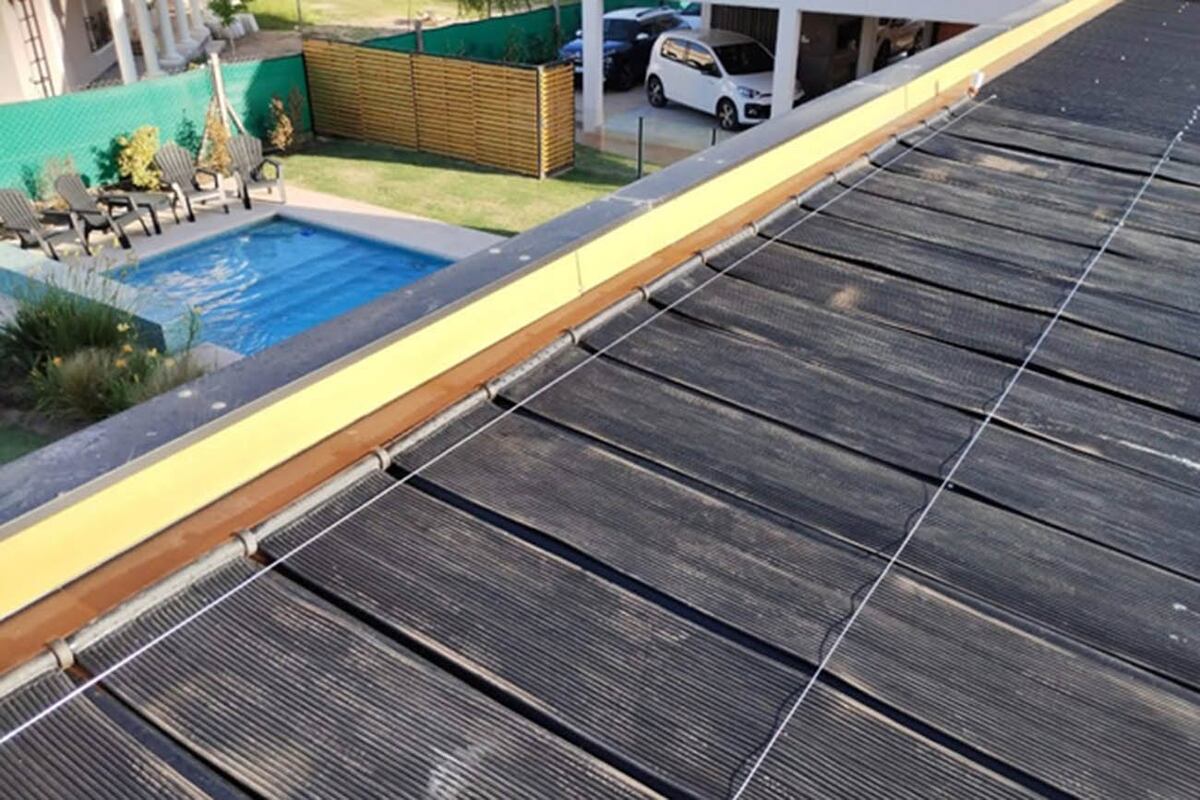 La bomba hace llegar el agua al colector solar y se calienta por acción del sol a medida que circula por los tubos de polipropileno; por un caño de retorno, baja caliente a la piscina.