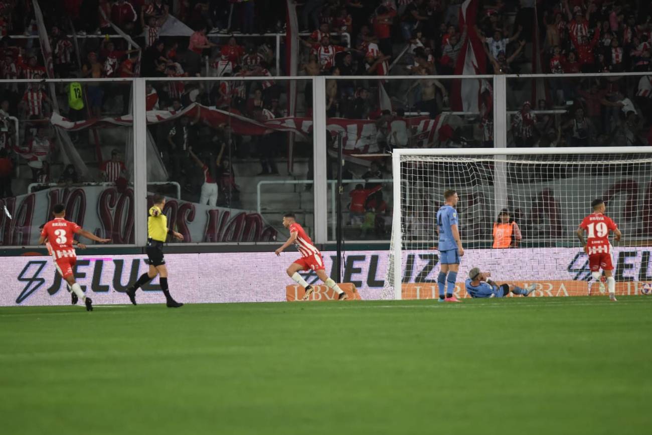 Adrian Martinez celebra el gol de Instituto ante Belgrano (Javier Ferreyra La Voz)