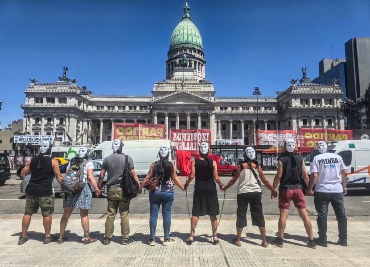 Nancy Pazos junto a un grupo de periodistas.