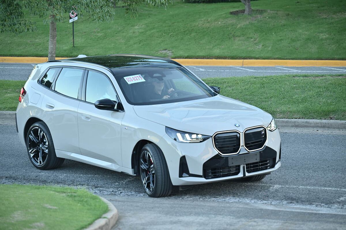 El Serie 1 en su variante 118 Advantage, la más accesible, viene equipado con el motor 1.5 turbo naftero de tres cilindros de 156 CV y 230 Nm.
