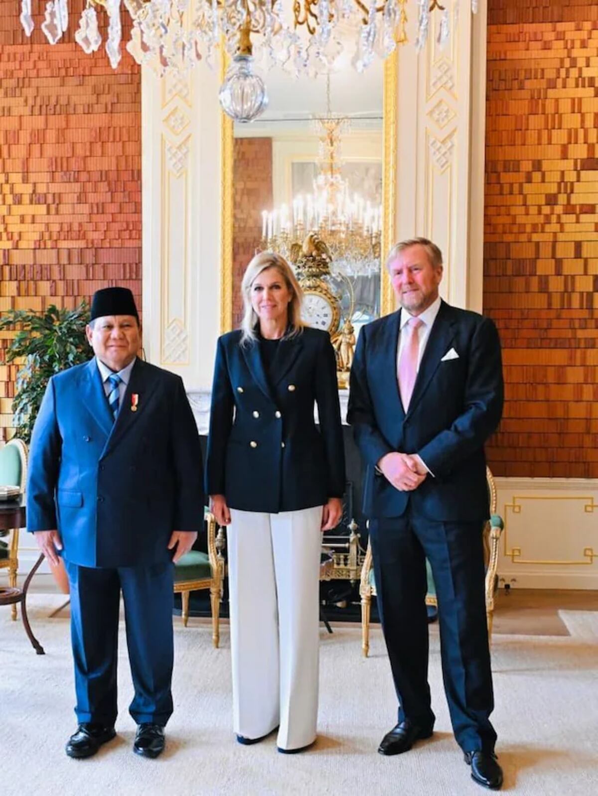 La reina de Países Bajos dio cátedra de moda con un look sastrero.