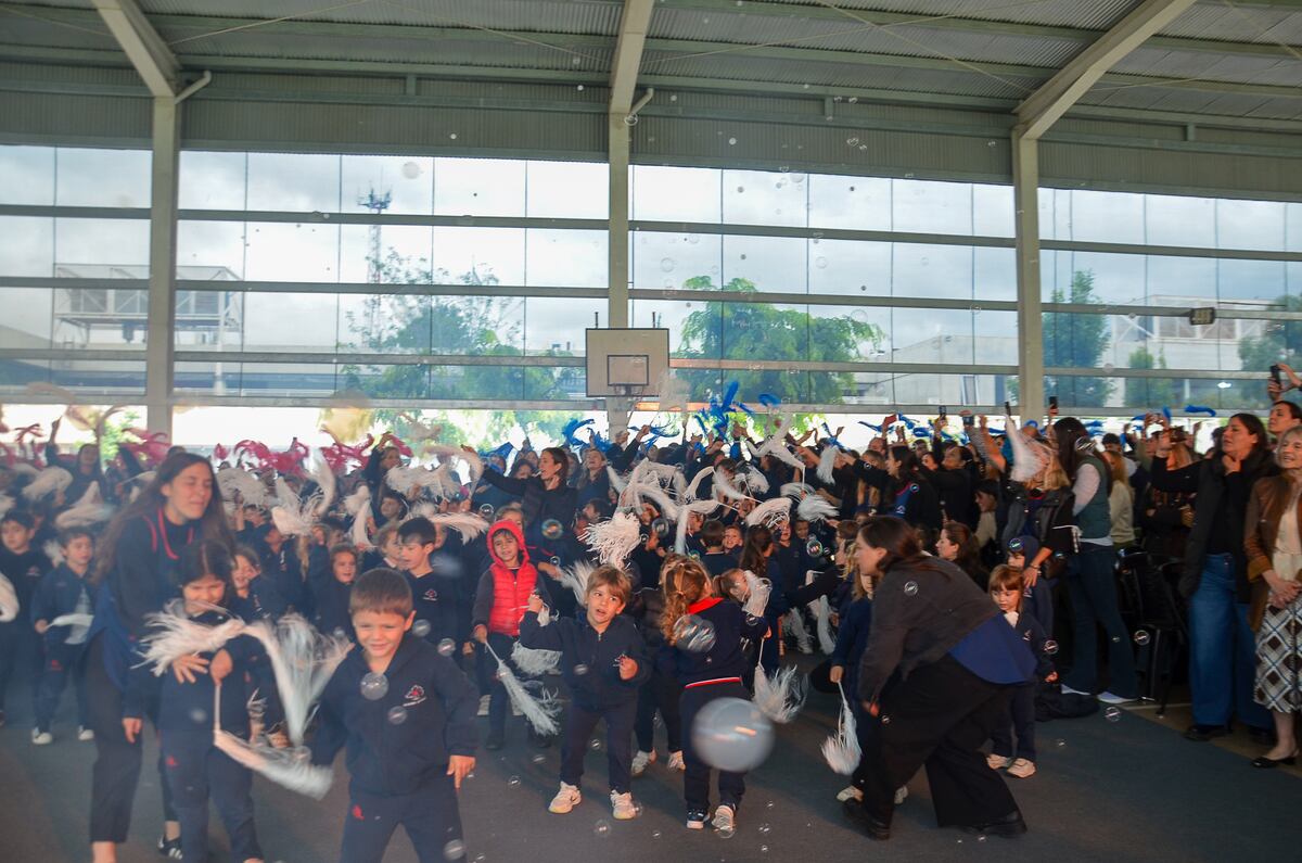 Para el final, una canción inundó los corazones mientras los estudiantes agitaban porras rojas, blancas y azules celebrando el sentido de comunidad.
