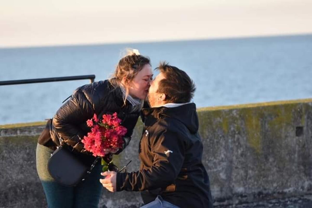 La pareja protagonizó un momento romántico en Miramar. (Gentileza El Diario del Pueblo)