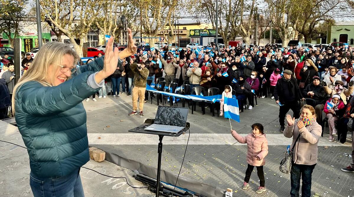 Adriana Nazario, candidata a intendente cerrando campaña en la Plaza Alberdi, Río Cuarto (Tomy Fragueiro / La Voz)