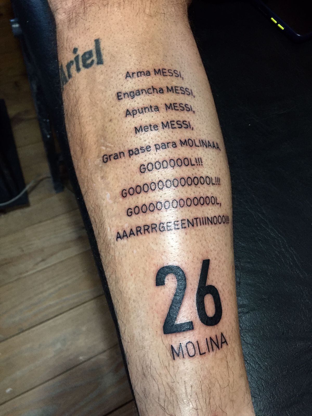 La pierna de Matías, con el relato del gol de Nahuel Molina tatuado en la piel
