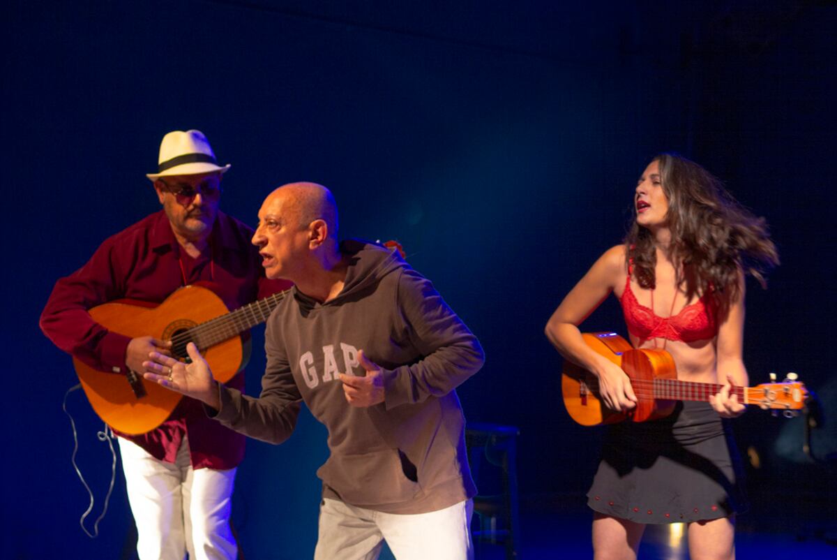 Paco Giménez en "No soy un robot", con Rubén Cirigliano
y Paula Lombardelli. Foto de Juan Manuel Alonso.