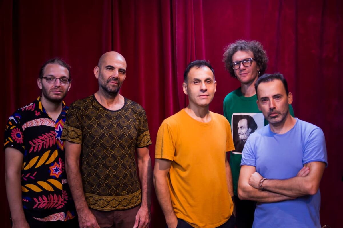 La actual formación de Desatanudos celebra 20 años de música sin etiquetas en el teatro Real. (Gentileza Desatanudos).