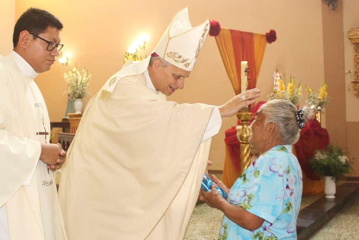 En esta fotografía difundida por la Hermandad Cruz de Motupe, el obispo Robert Prevost, elegido papa León XIV el 8 de mayo de 2025, bendice a una mujer durante una misa en Motupe, Perú, en septiembre de 2020. (Hermandad Cruz de Motupe vía AP)