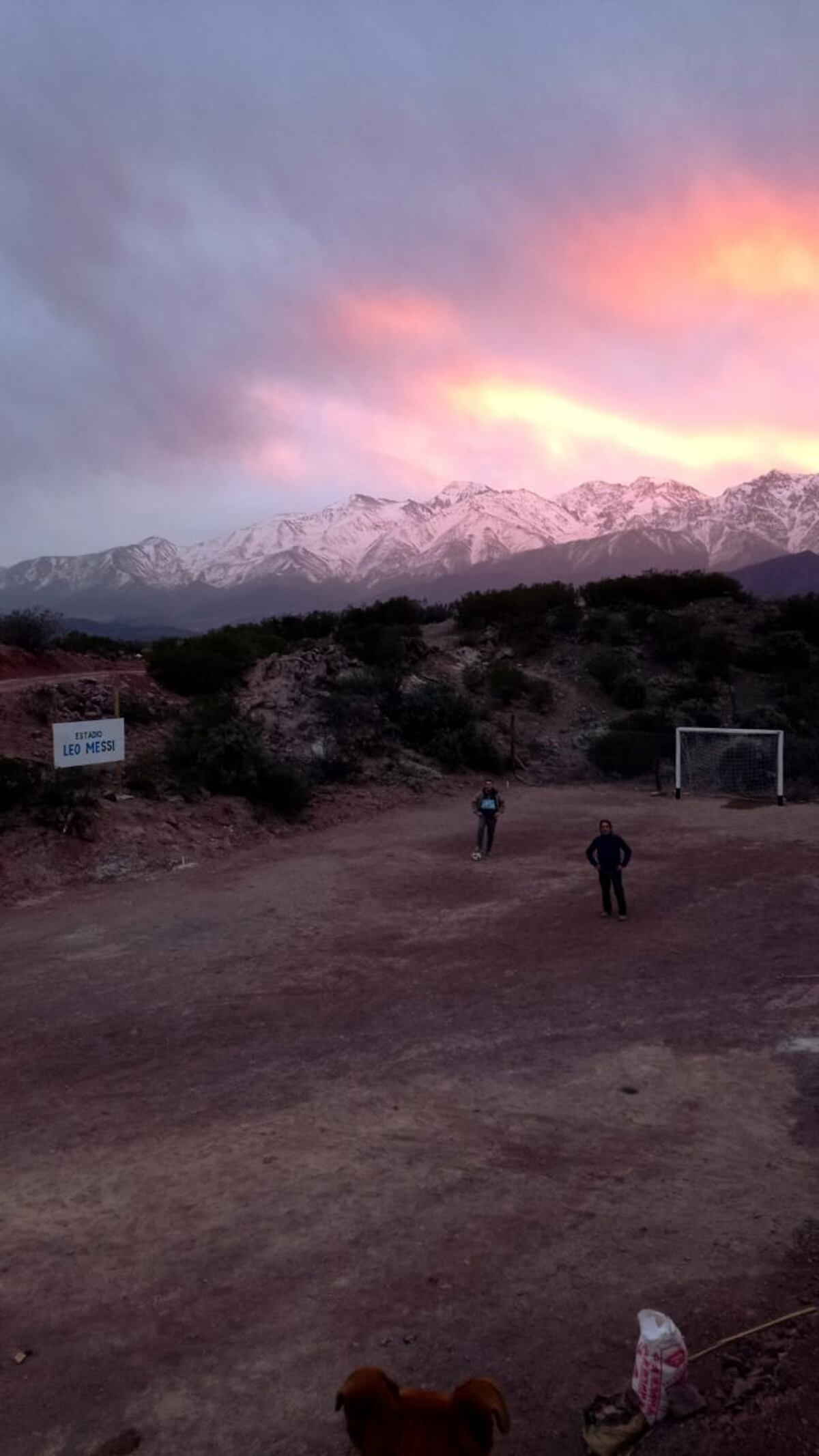 El estadio "Leo Messi", en Mendoza, en medio de la cordillera de Los Andes. (Gentileza Maca Guardiola).