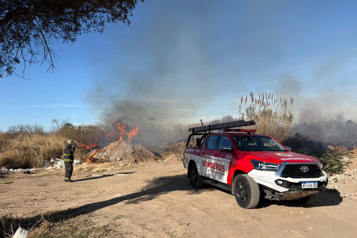 Córdoba: Defensa Civil combate dos incendios en macro basurales y rige alerta de riesgo extremo (Municipalidad de Córdoba)