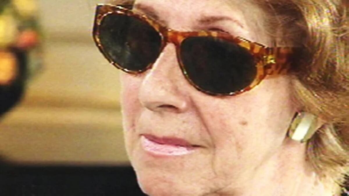 Los tradicionales lentes aparatosos de Yiya Murano.