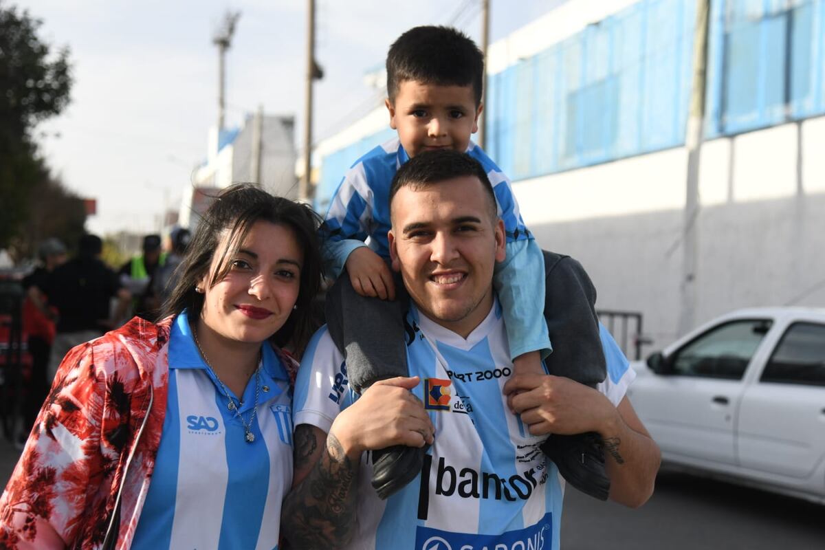 Racing fue local de Aldosivi de Mar del Plata y, como siempre, estuvo La Voz para hacer su clásica sección Cara ‘e Cancha, retratos de una pasión. Fotografías de Ramiro Pereyra, reportero gráfico del diario.