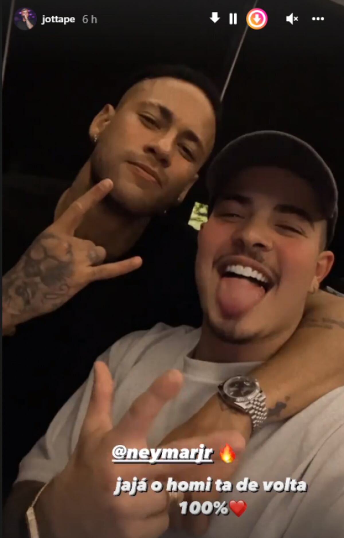 Neymar se mostró muy bien junto al cantante brasileño Jottape, después de sufrir una dura lesión el domingo. (@Jottape)