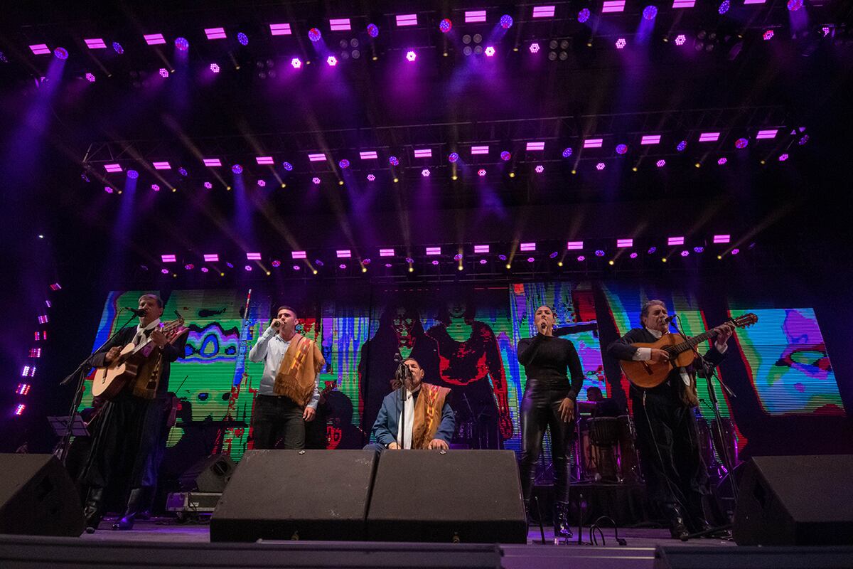 Los Manseros Santiagueños junto a Flor y Santiago Paz, durante el homenaje al fallecido Martín Paz. (La Voz).