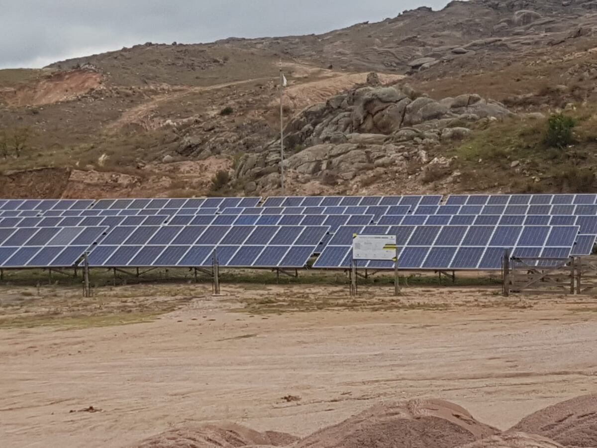ALMA MINERA. Paneles solares en el viñedo ubicado en Río de los Sauces sobre un suelo con granito. (Gentileza)