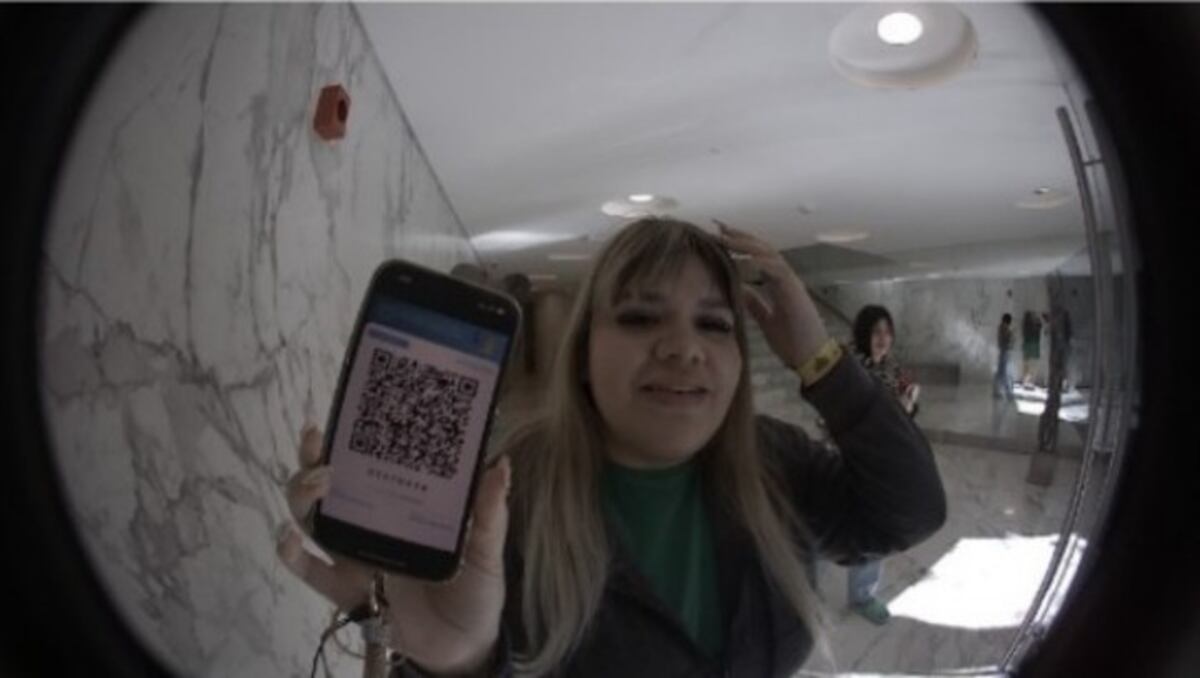 Morena ingresando a un edificio en Caballito donde incumplió una medida judicial. (Gentileza)