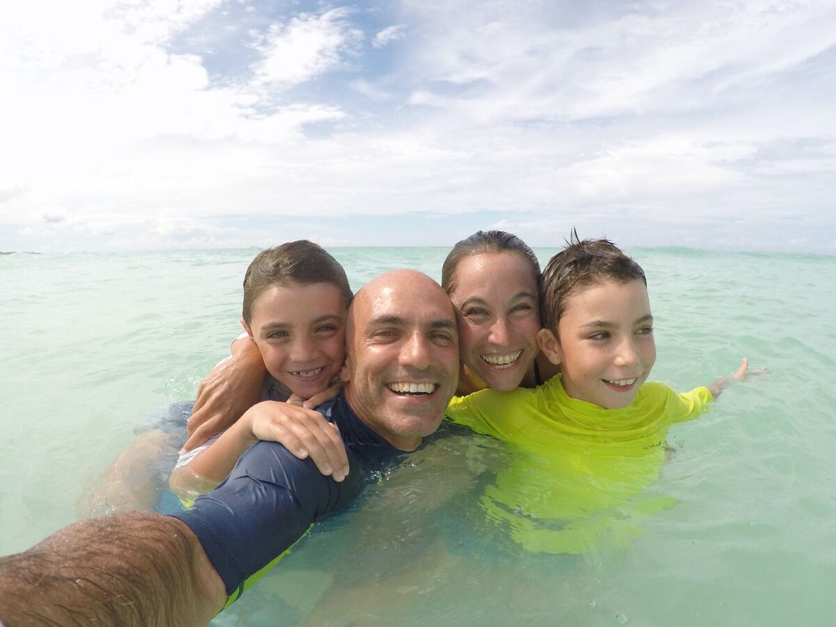 Pablo Carrasco, Silvina Ossana, Francisco y Pedro Carrasco son una familia que viajó por América varios años. (Tommy Fragueiro / La Voz)