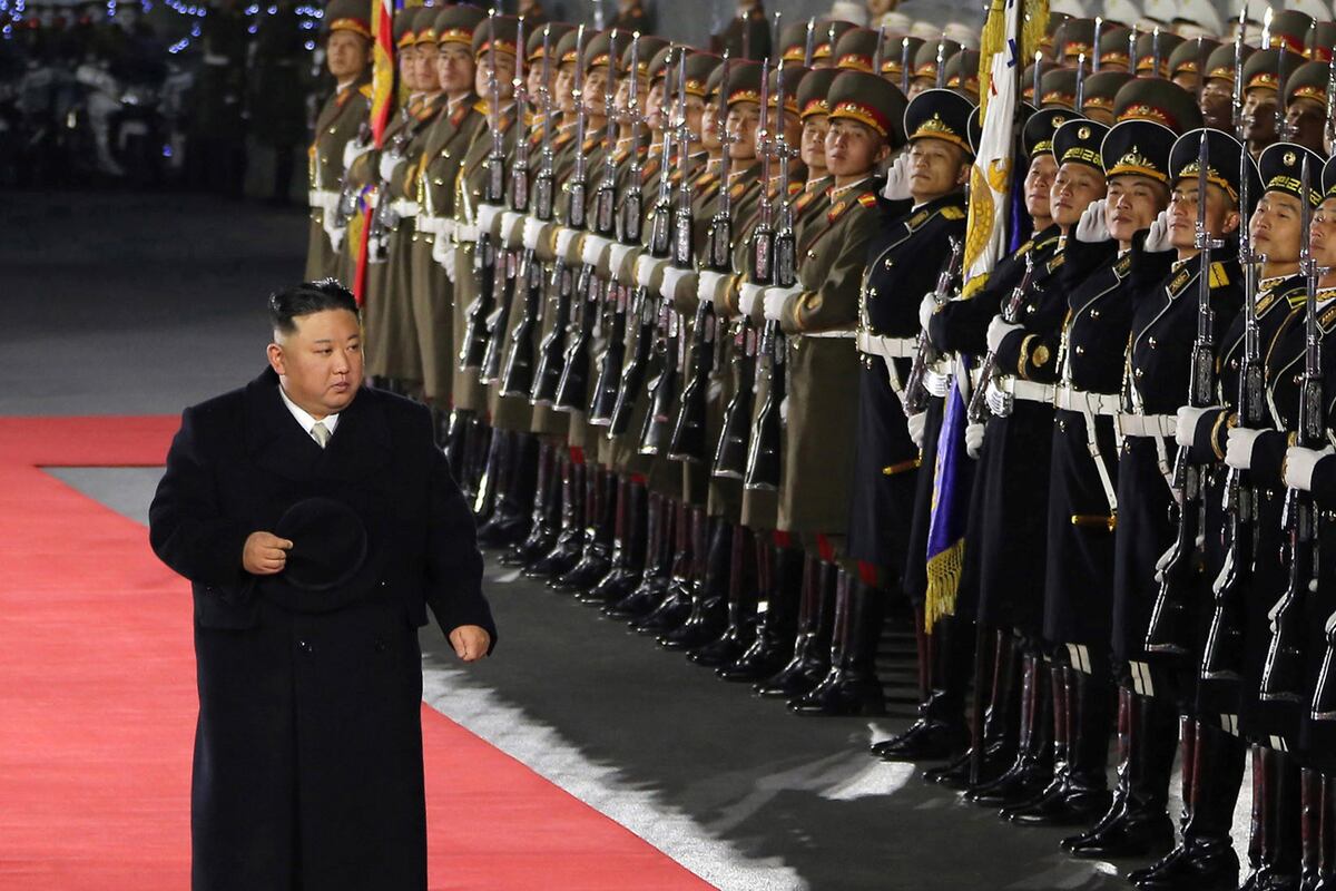 El impresionante desfile militar donde Corea del Note mostró su poderío nuclear. Kim Jong-un volvió a mostrarse con su hija (Fotos AP y DPA).