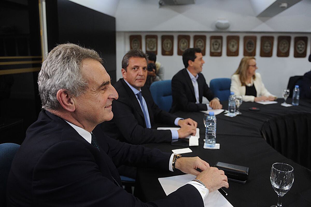 Fórmula. Sergio Massa, Agustín Rossi y Eduardo "Wado" de Pedro, jefe de campaña de Unión por la Patria. En el oficialismo admiten las dificultades para entrar en Córdoba. (Federico López Claro)