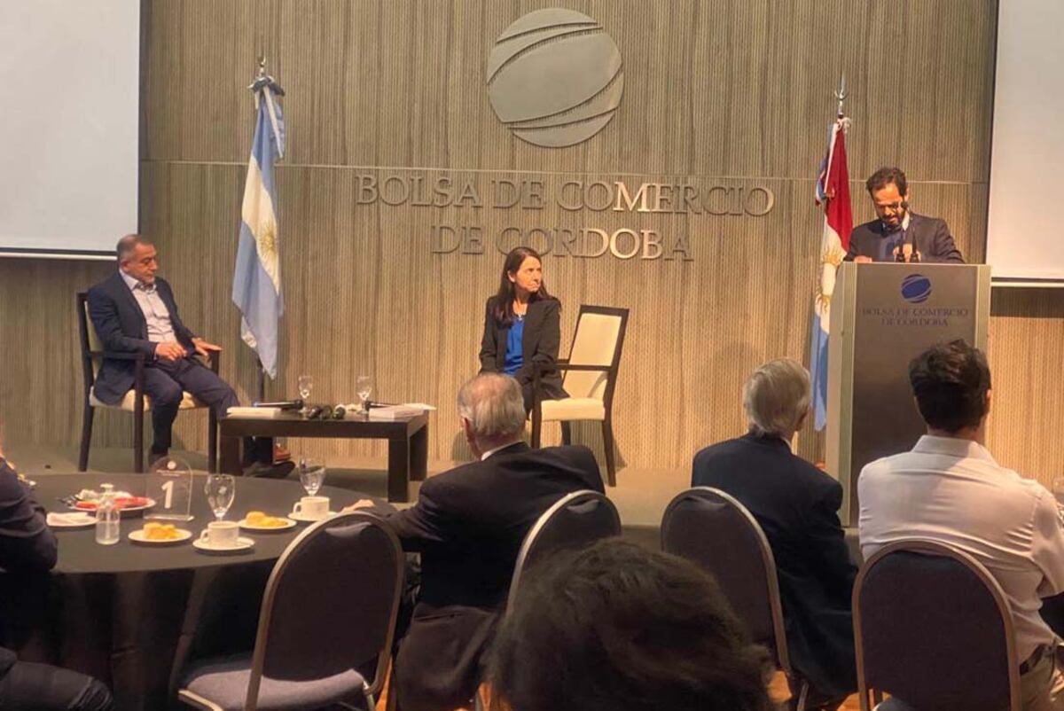 Luis Juez y Carmen Alvarez Rivero con empresarios en la Bolsa de Comercio.