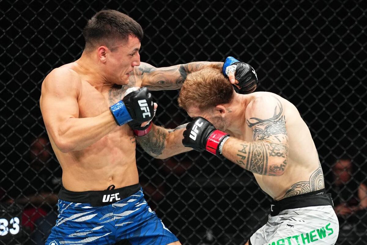 Francisco Prado (short azul) en acción en el combate contra el australiano Jake Matthews que se celebró el 8 de febrero de este año. (Crédito: X/@somosmma)