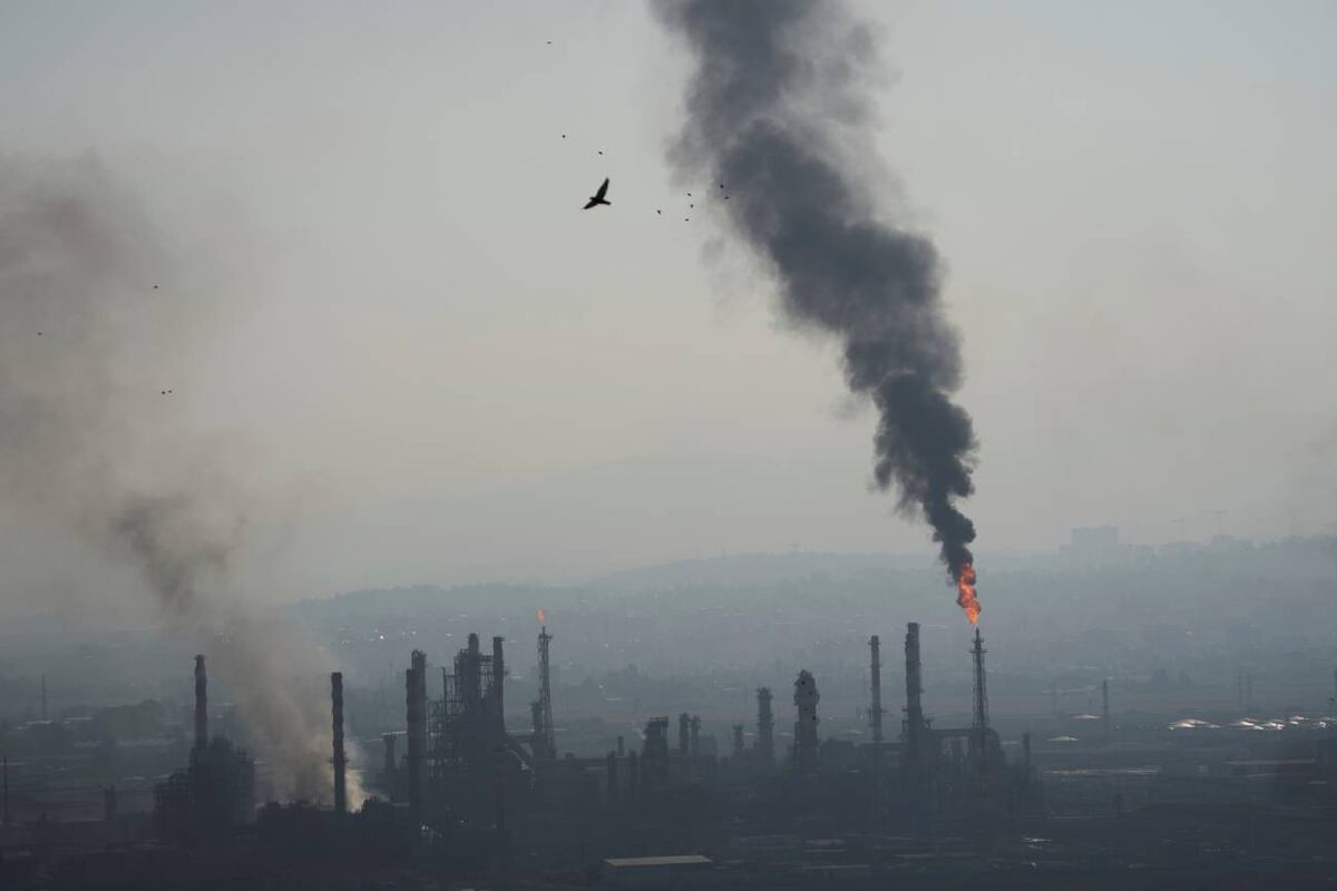Columnas de humo luego de que un misil iraní impactó una refinería de petróleo en Haifa, en el norte de Israel, la madrugada del lunes 16 de junio de 2025. (AP / Ariel Schalit)