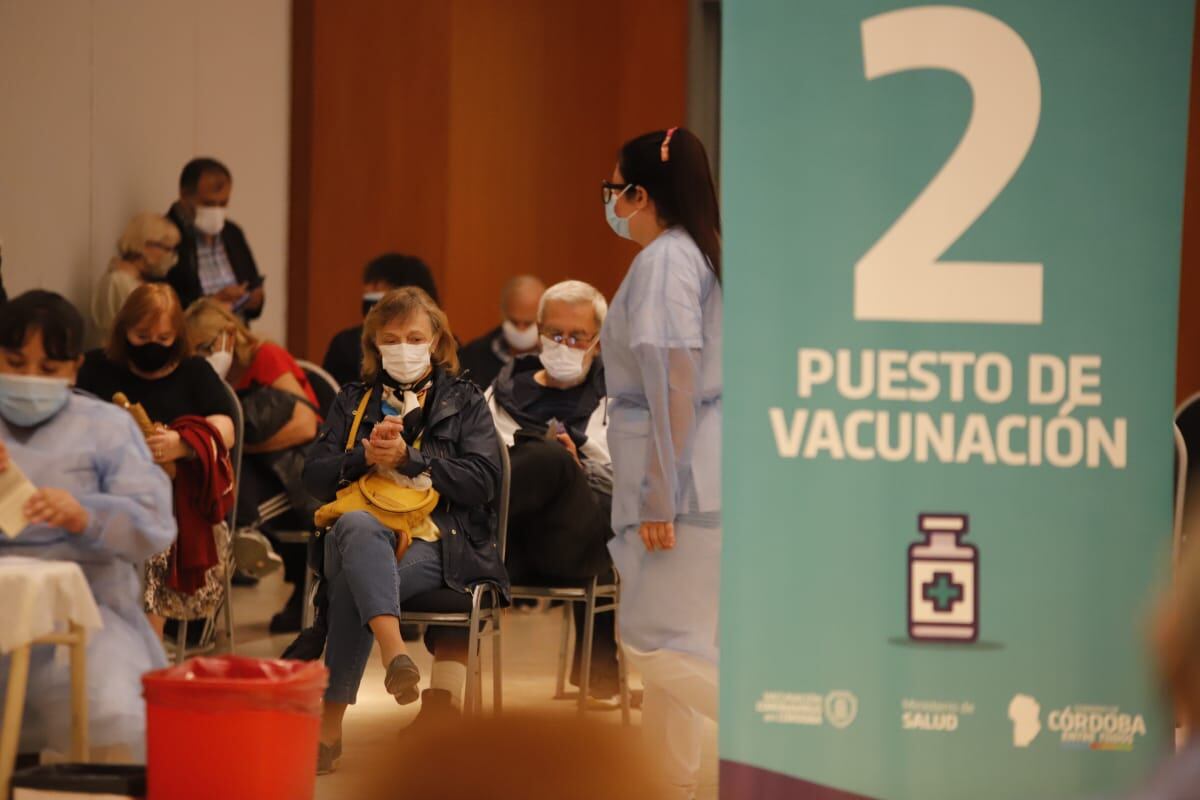 Las personas que cursaron la infección o están enfermas deben esperar para dar prioridad a quienes no tienen anticuerpos. 
