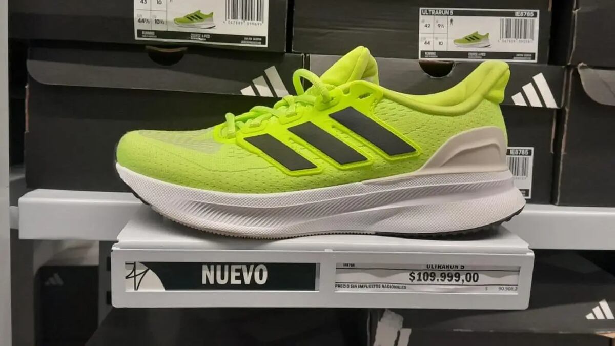 Las ofertas de zapatillas adidas en un importante centro comercial de Buenos Aires.