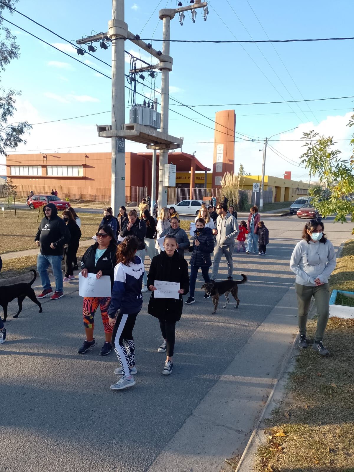 El reclamo de las madres de la escuela de Río Tercero donde un niño de 5 años fue arrollado por una moto y está en grave estado. (Corresponsalía)