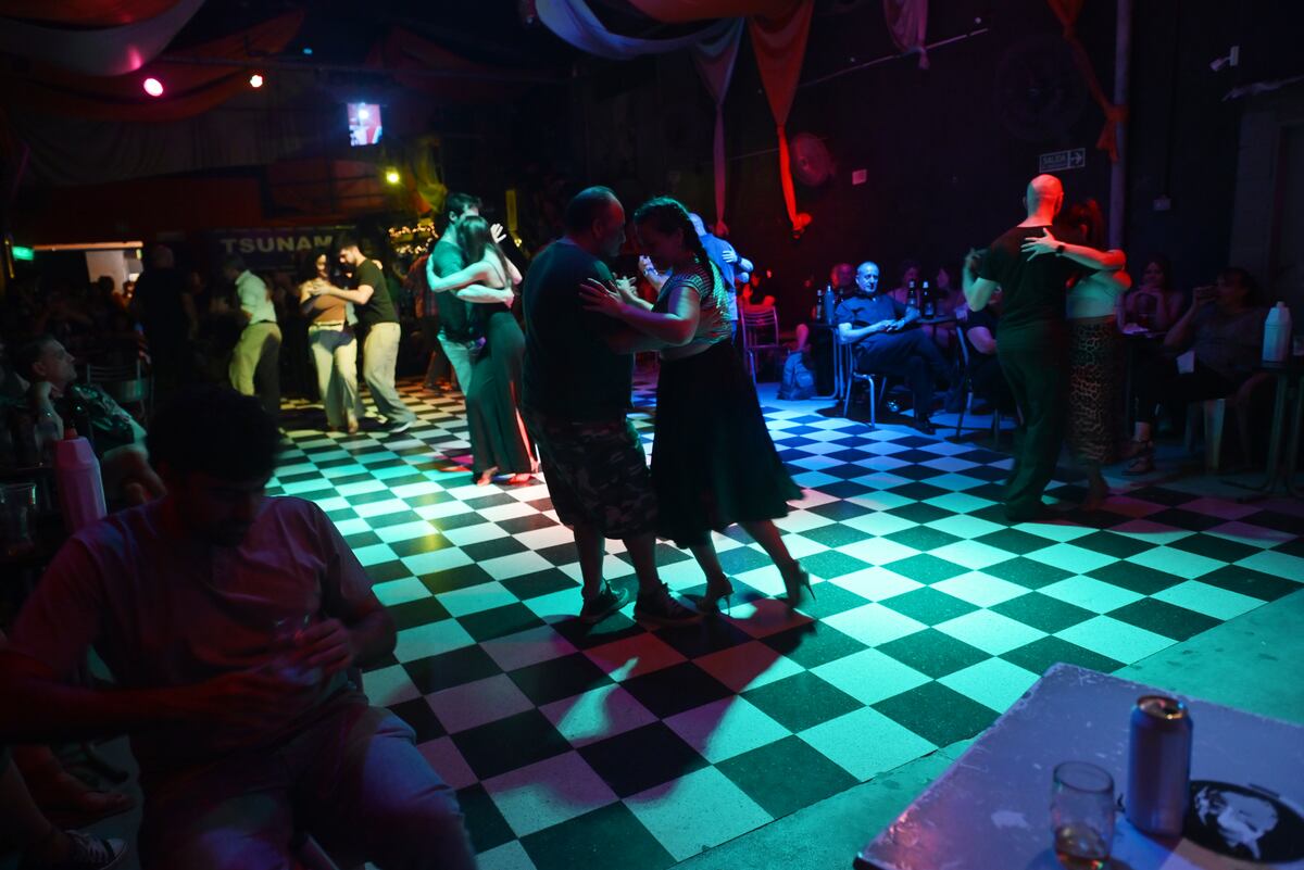 Así es una noche de milonga y tango en el bar Tsunami con la orquesta Típica Vevo. (Javier Ferreyra / La Voz)