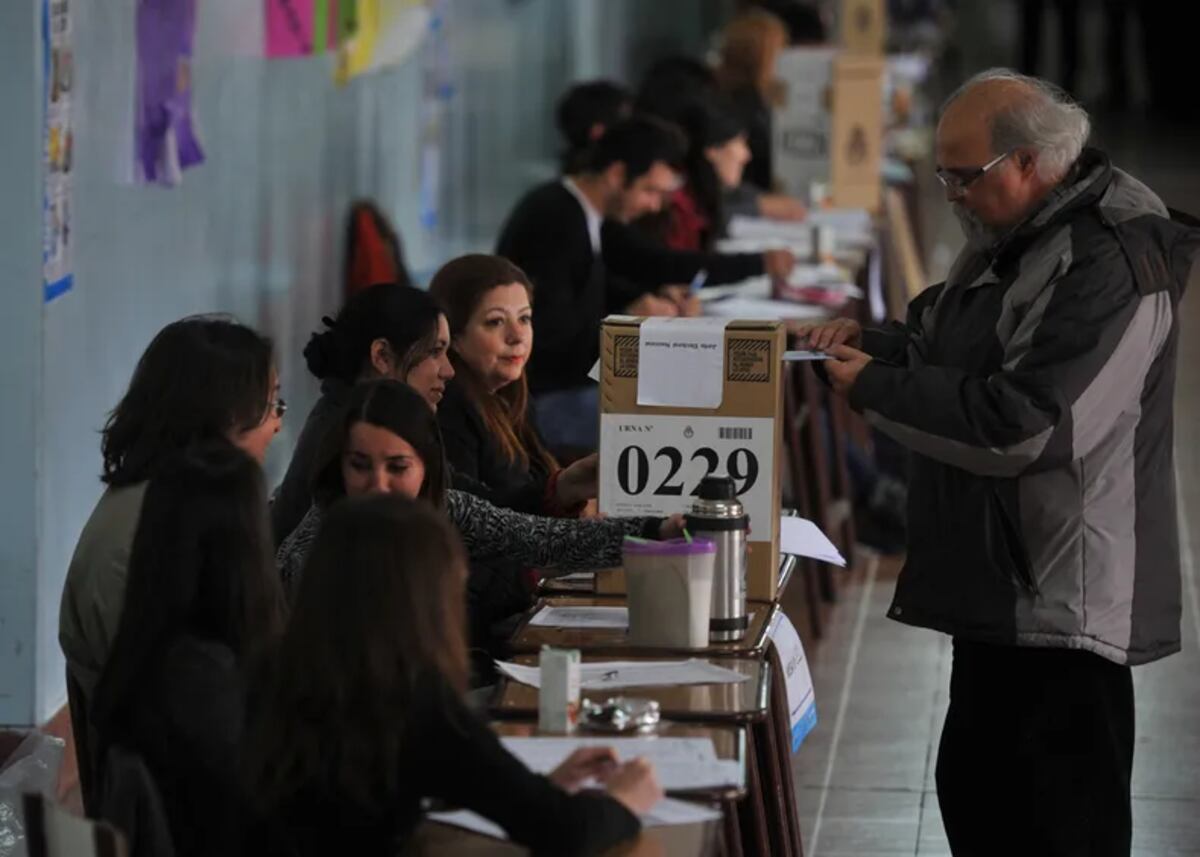 El CEN establece una pena de seis meses a dos años de prisión para quienes, sin causa justificada, no concurran a cumplir su función o abandonen el puesto durante la jornada electoral.