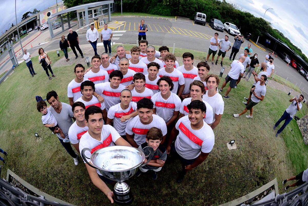 La copa en manos de sus dueños: el seleccionado cordobés M18 de rugby. (José Gabriel Hernández / La Voz)