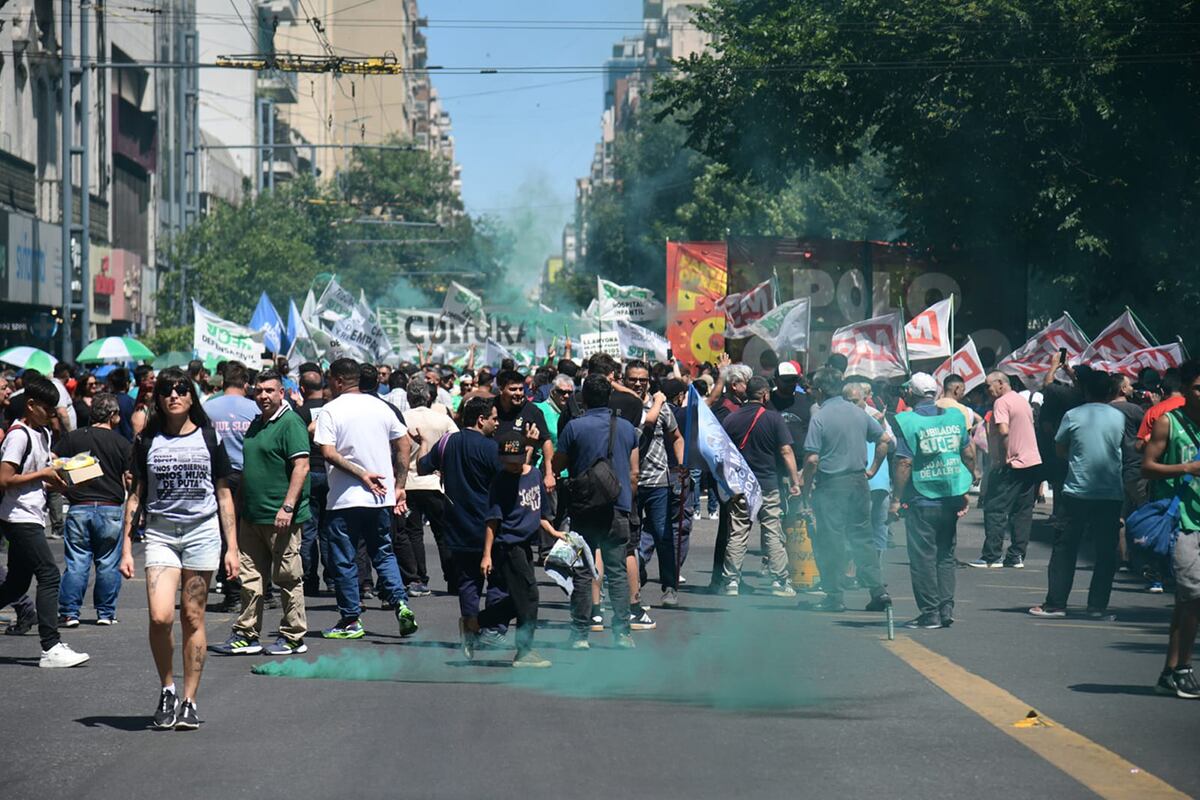 Córdoba. El gremio del SUOEM marcha hacia la Unicameral para rechazar la suba en los aportes a la Caja de Jubilaciones. (Ramiro Pereyra / La Voz)