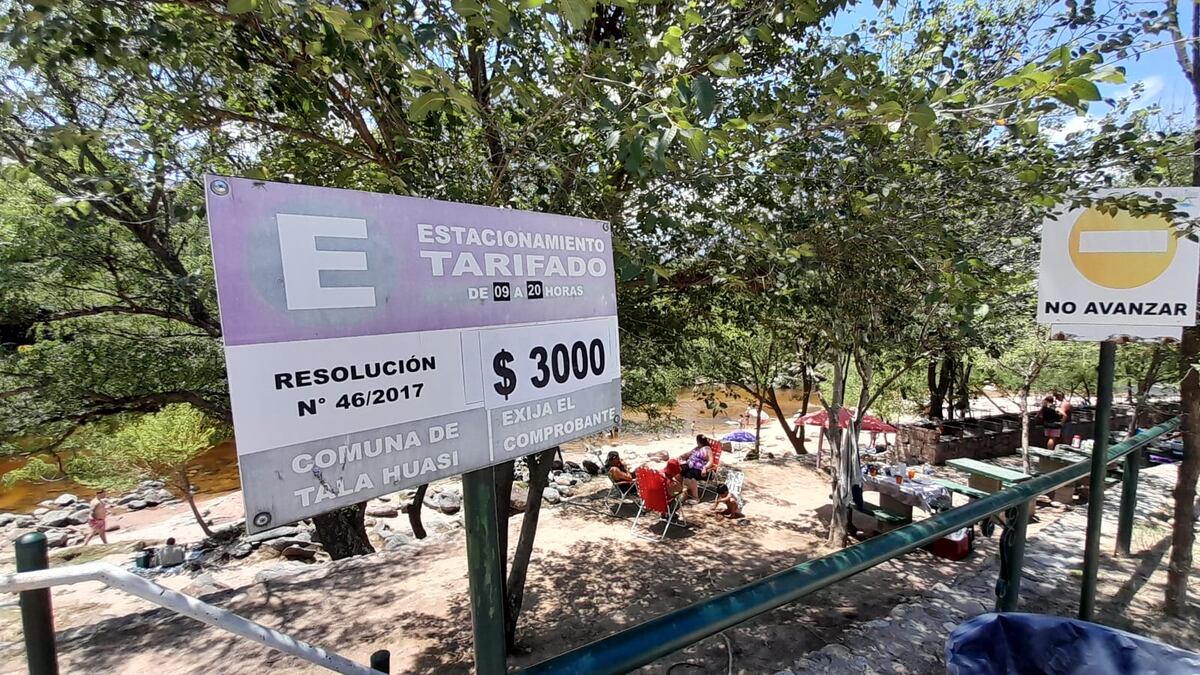 Estacionamiento tarifado en las costas del río, en Tala Huasi (Punilla)