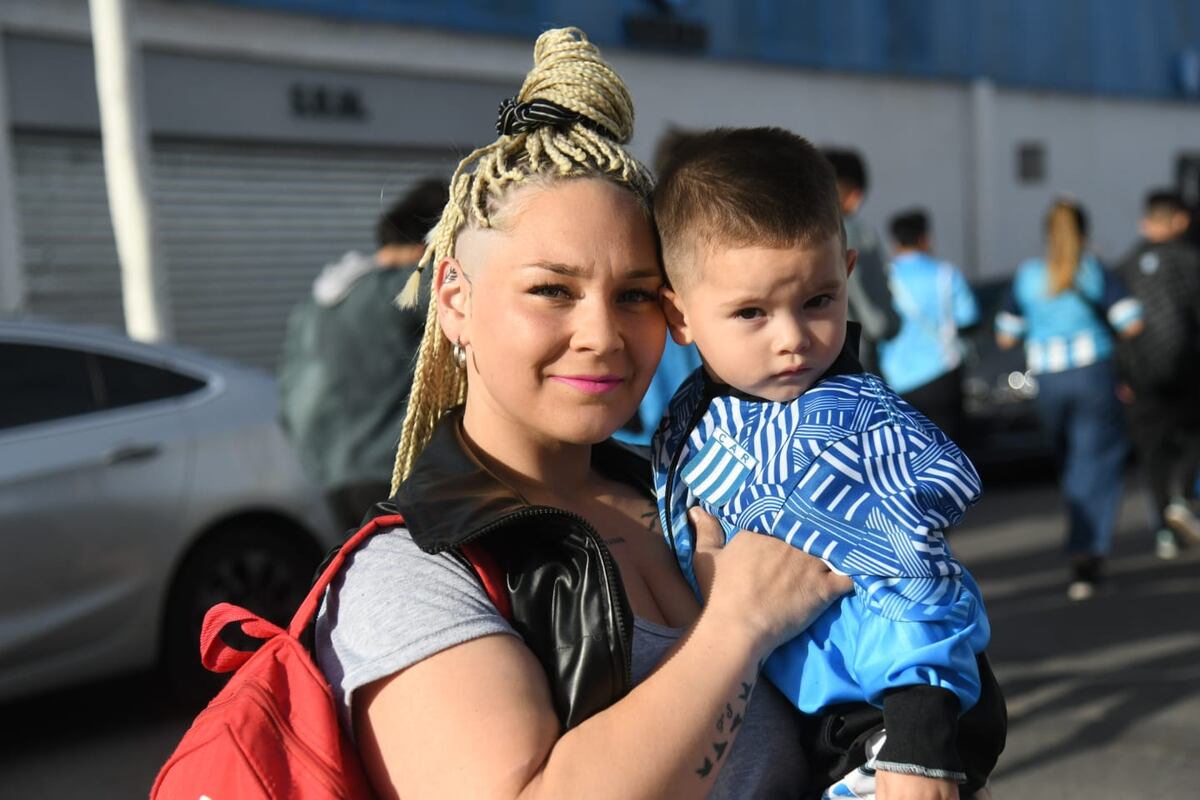 Racing fue local de Aldosivi de Mar del Plata y, como siempre, estuvo La Voz para hacer su clásica sección Cara ‘e Cancha, retratos de una pasión. Fotografías de Ramiro Pereyra, reportero gráfico del diario.
