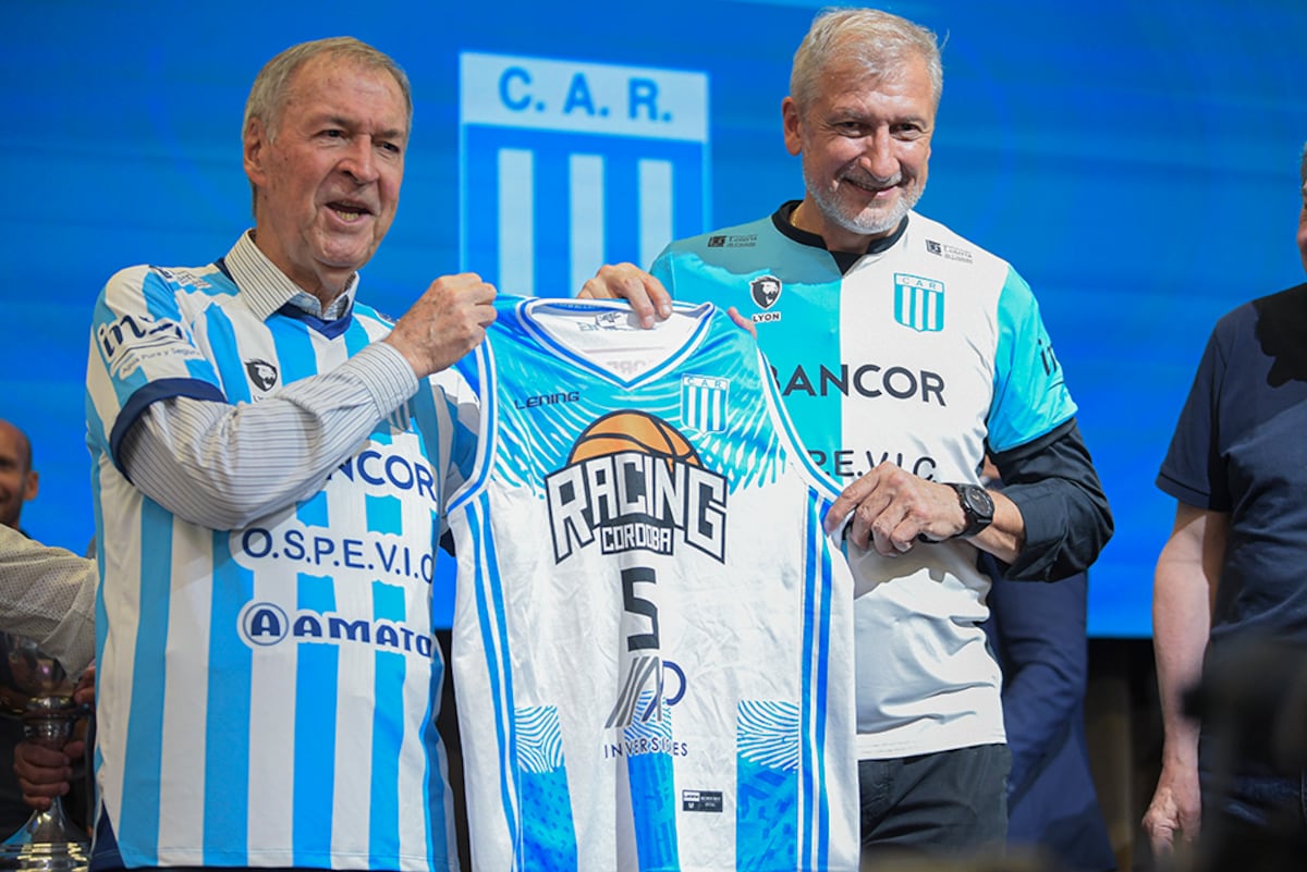 El gobernador Juan Schiaretti, confeso hincha de la Academia, acompañado por "Pichi" Campana, también recibieron la camiseta de básquet de Racing, que ascendió a la máxima categoría en Córdoba. (Prensa Gobernación)