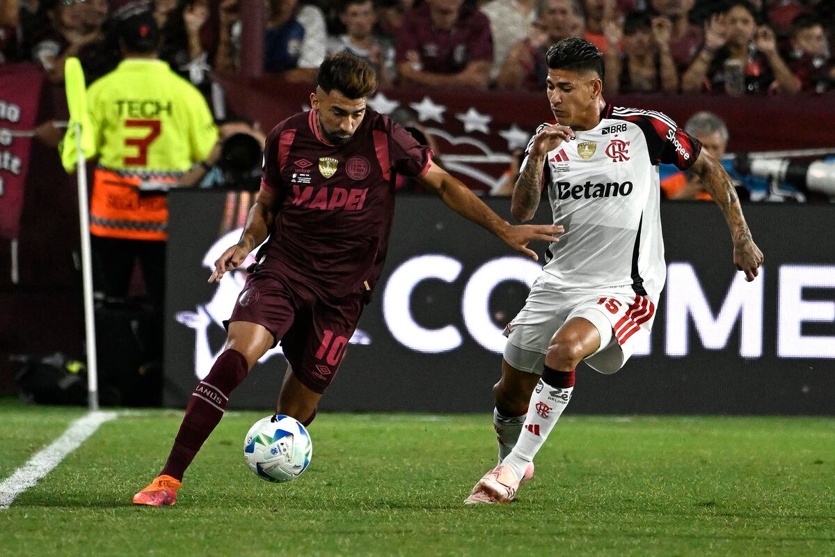 Moreno y Carrascal pelean por el balón (Prensa Lanús).