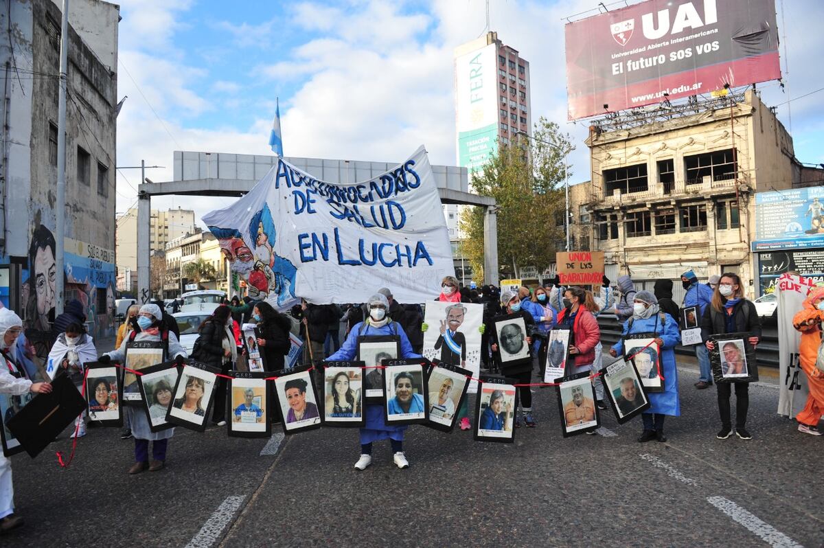 Incidentes en Puente Pueyrredón con trabajadores de la salud. (Clarín)