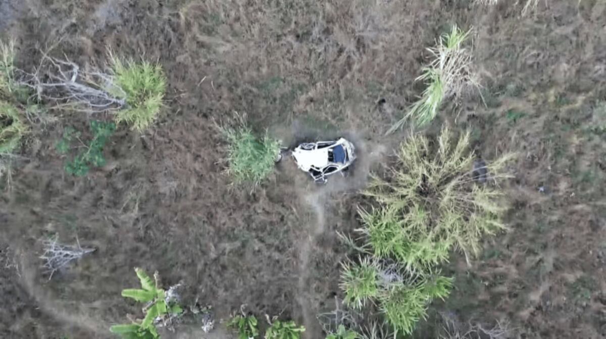 Un hombre y una mujer tenían relaciones dentro de un auto, cayeron al vacío desde un acantilado y murieron. Así se encontró el auto.