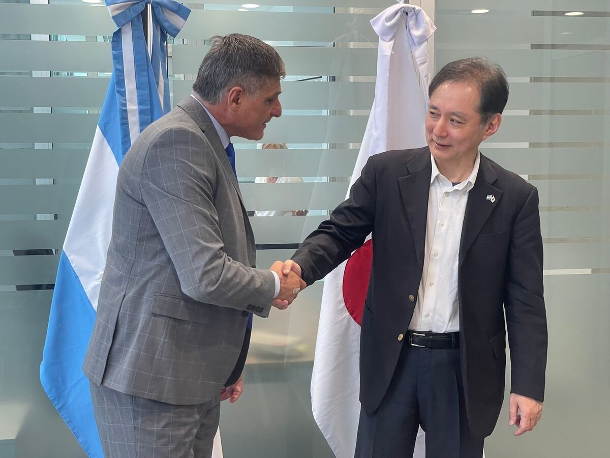 El embajador de Japón; Yamauchi Hiroshi, visitó Córdoba. En la foto con el intendente de Cosquín, Raúl Cardinali. (La Voz)