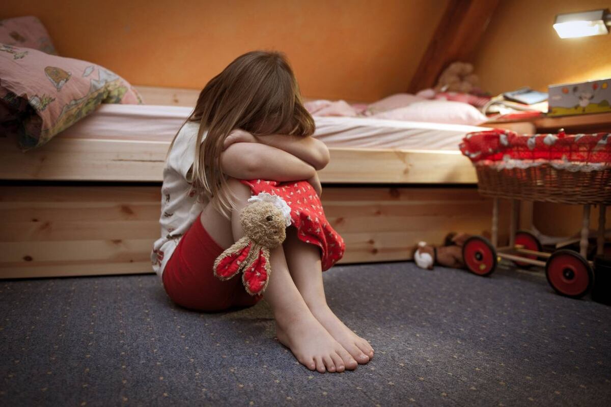 Hablar con la versión más joven de uno mismo desde la posición del adulto y darle reconocimiento: en esto se basa el concepto de curación del niño interior. (DPA)