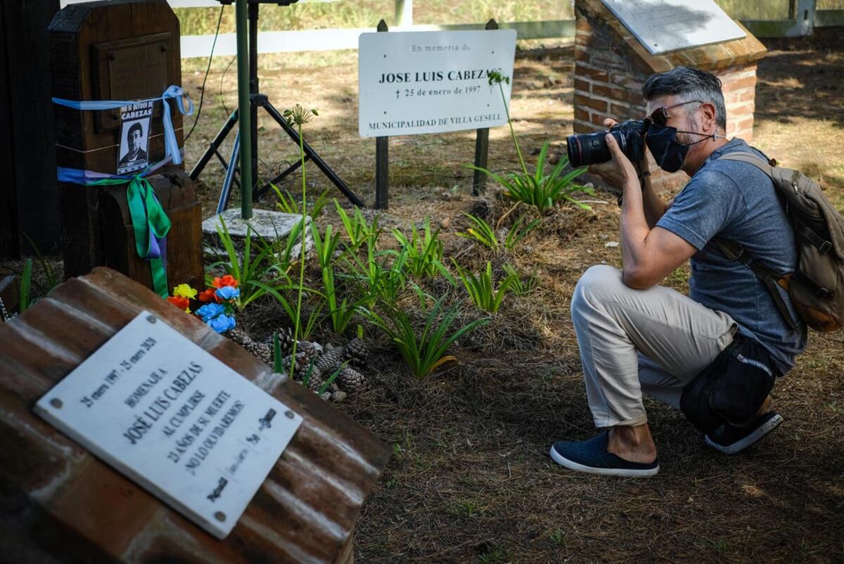 En Pinamar se llevó a cabo un homenaje en la cava donde apareció su cuerpo. (Télam)