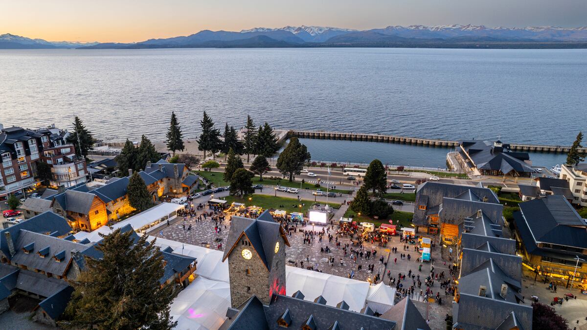 La feria de Bariloche a la carta se realiza en el Centro Cívico de la ciudad. (Prensa Balc)