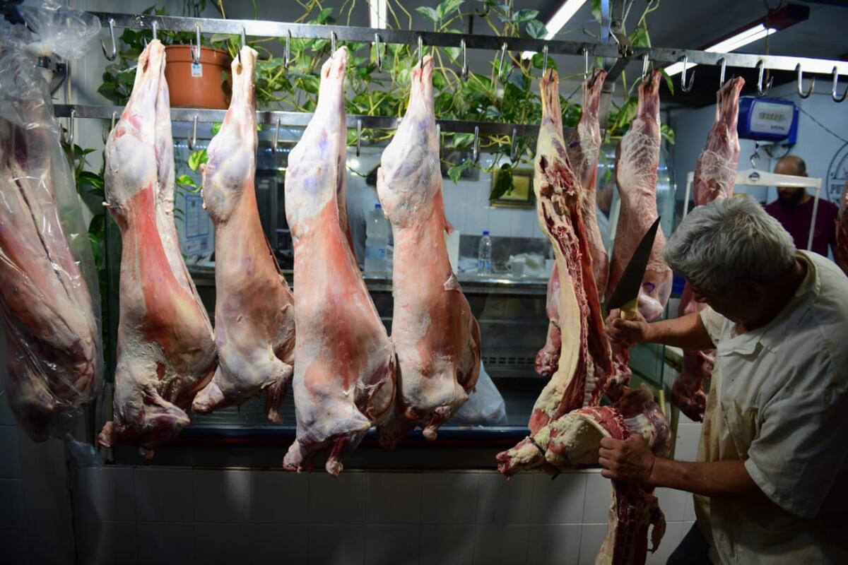 Ventas de Navidad en el Mercado Norte. (José Gabriel Hérnandez / La Voz)