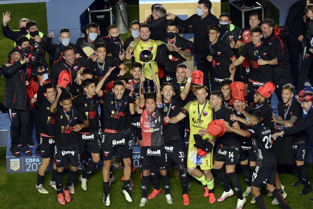 Colón de Santa Fe salió esta noche campeón por primera vez en su historia, al vencer en la final de la Copa de la Liga Profesional de Fútbol a Racing Club por 3 a 0, en el estadio San Juan del Bicentenario.