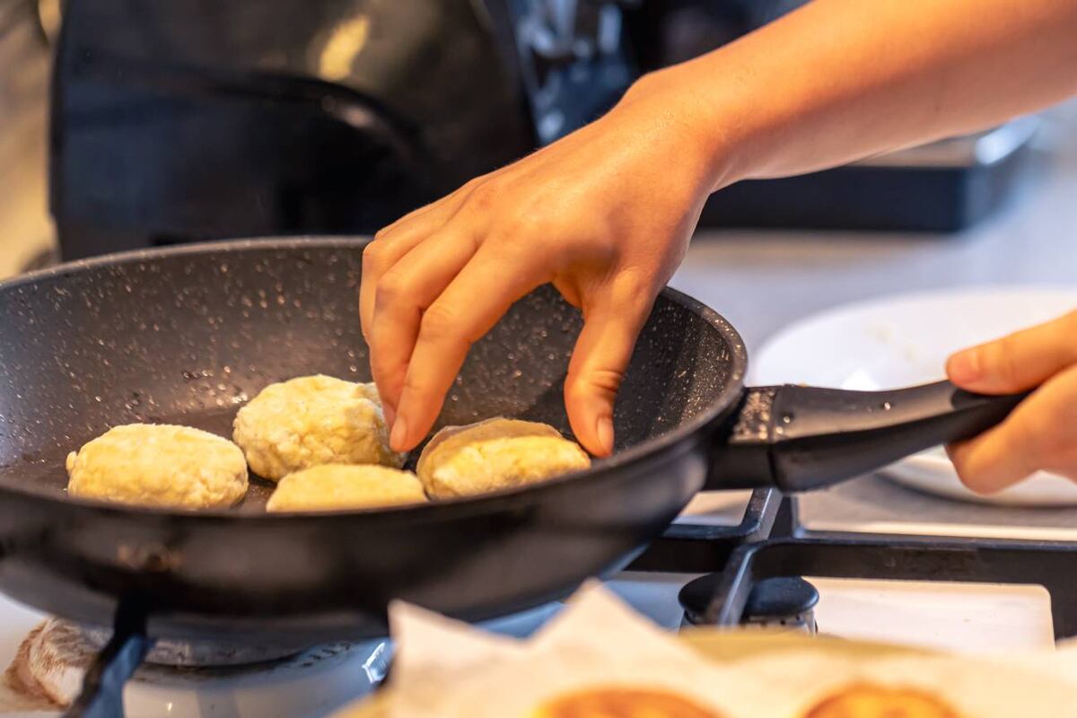Hornear en lugar de freír reduce la formación de compuestos tóxicos sin afectar el sabor ni la calidad nutricional de los alimentos. (Freepik)