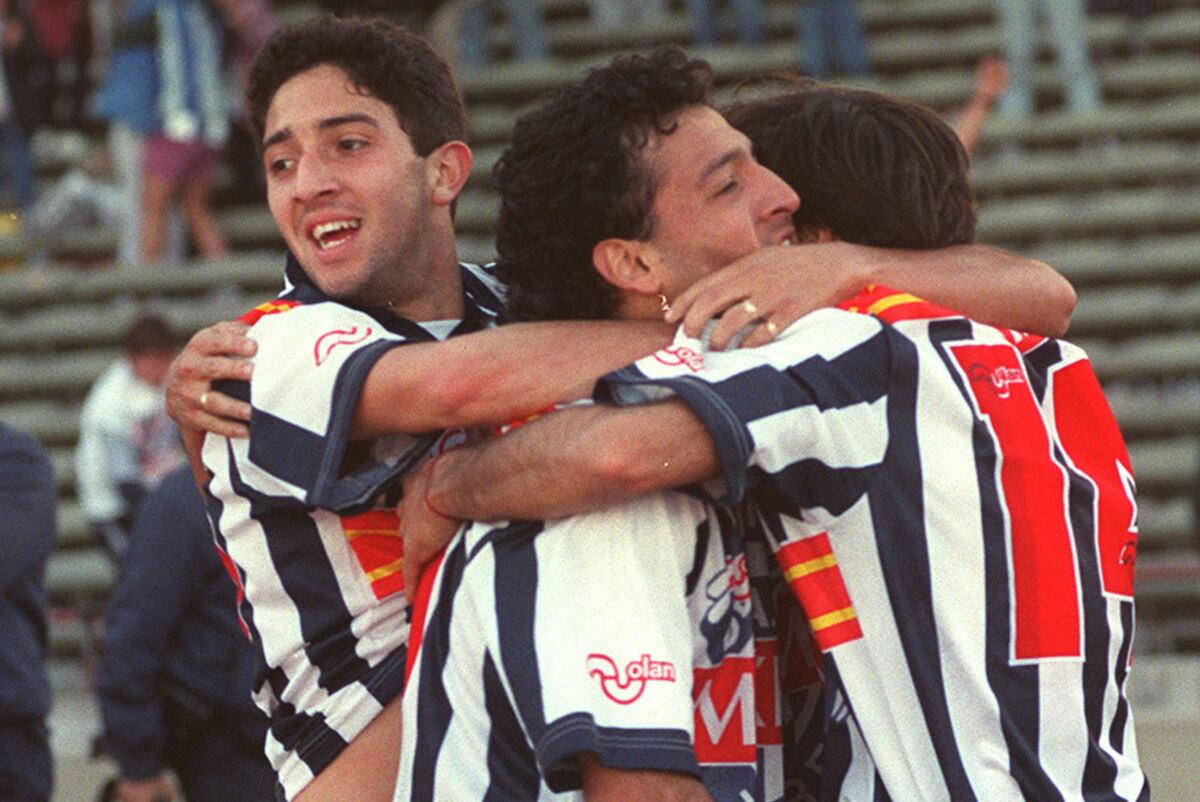 Astudillo lo abraza a Zelaya después del gol del triunfo (Foto: Archivo / La Voz).