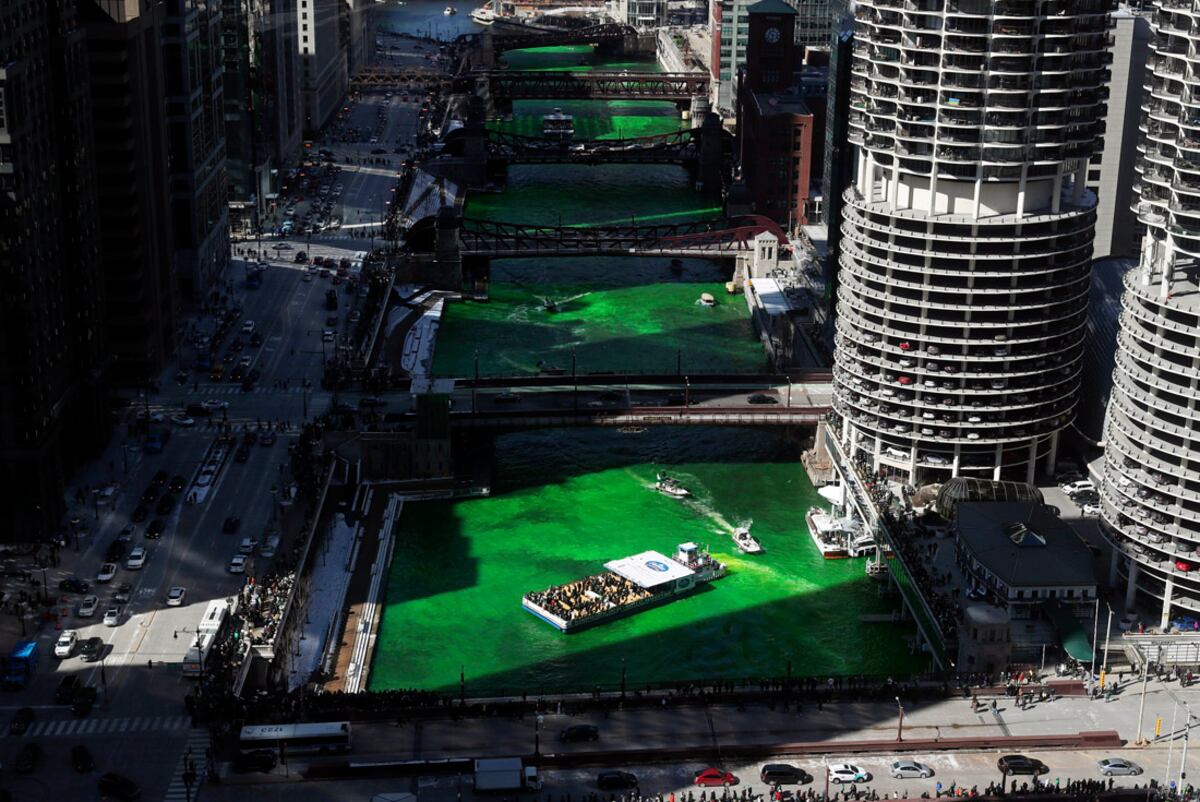 Ritual. Comienza el teñido del río Chicago, visto desde el salón de baile del ático del piso 39 del hotel Royal Sonesta. (AP).