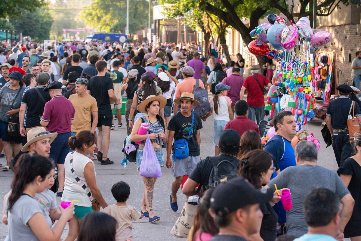 Los alrededores del anfiteatro mostraron un importante movimiento desde temprano. (La Voz).