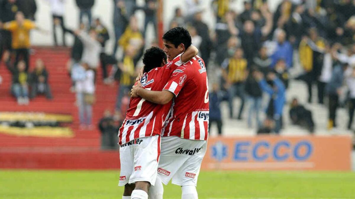 Gagliardi y Encina festejando un gol albirrojo. (Foto: Facundo Luque)